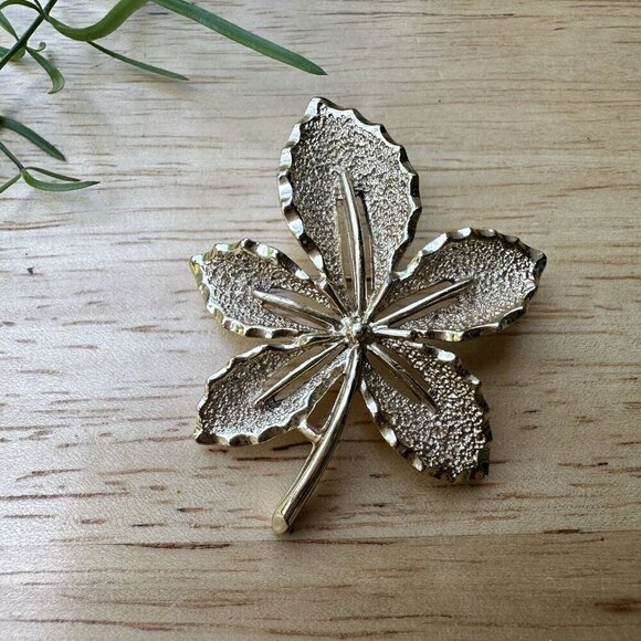 Vintage Sarah Coventry Maple Leaf Brooch Pin Gold Tone Metal Size 2" Length - Picture 2 of 7